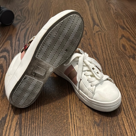 White and Gold Low-Top Sneakers with Leather Finish - Picture 4 of 4